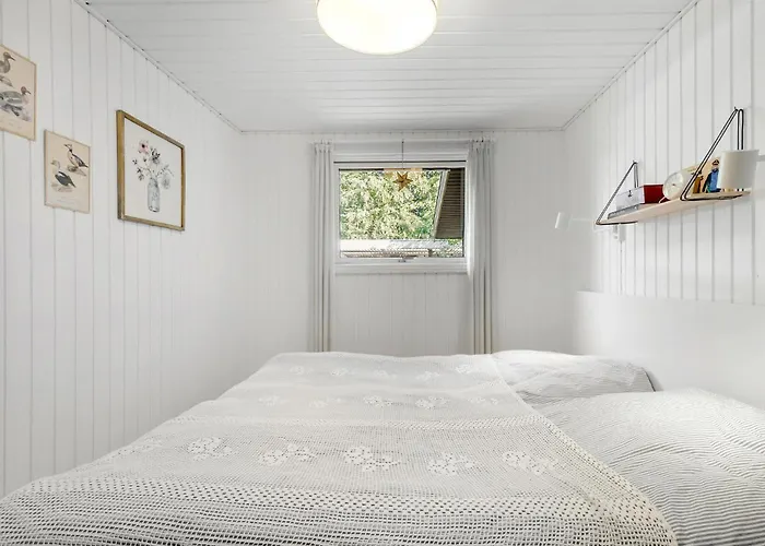4 Bedroom Amazing In Nyaraló Dronningmølle