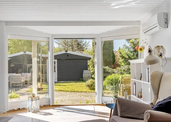 Nyaraló 4 Bedroom Amazing In Dronningmølle