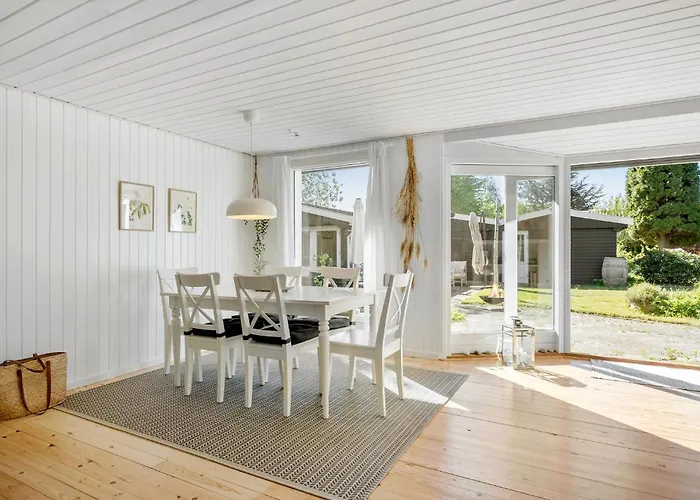 4 Bedroom Amazing In Nyaraló Dronningmølle